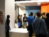 No stand da sun, enquanto os nerds olham p/ o monitor a mulherada fica olhando...